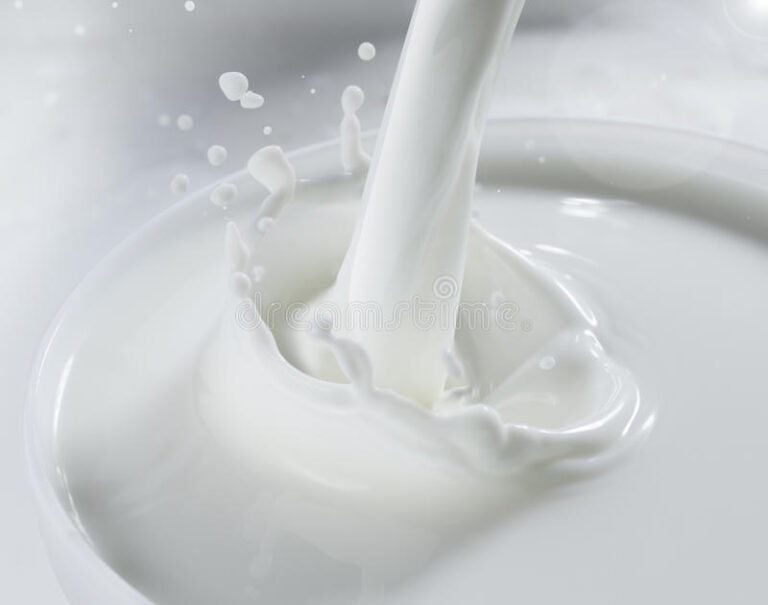 milk-splash-white-cup-33967774.jpg