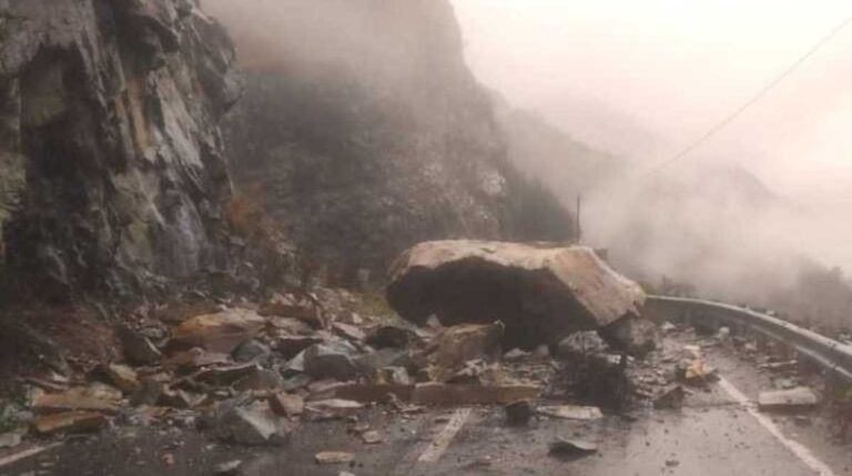 Weather-Update-Heavy-rain-in-Doon-and-snowfall-on-the-mountains-disrupted-life-1