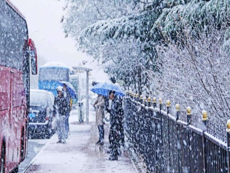 heavy_snowfall_in_himachal_temperature_dropped_rapidly_imd_gave_a_big_update_1701098944
